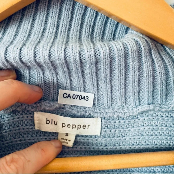Blu Pepper Collar Knit V Neck  Sweater Blue Size Small - Picture 6 of 7